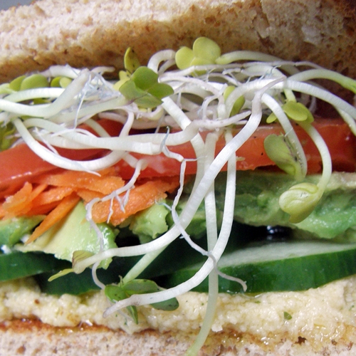 Sandwich con hummus y vegetales